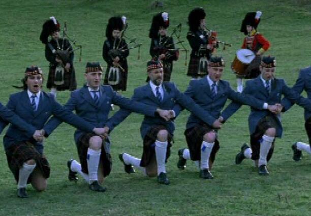 Какво може да накара шотландец да заиграе Българско хоро и да яде чеверме?