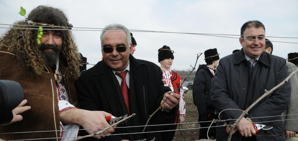 С нови хил. дка лозя "ВИНПРОМ КАРНОБАТ" посреща Трифон Зарезан