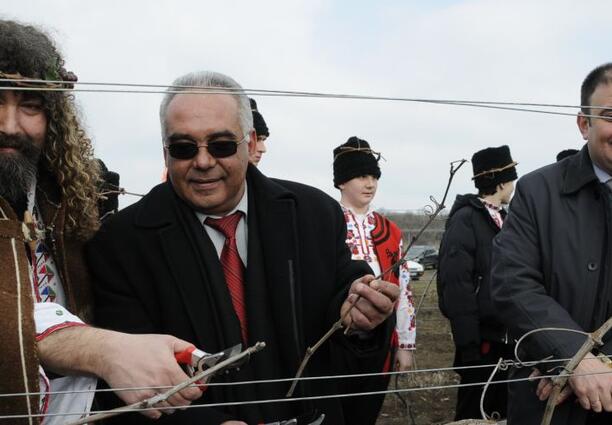 С нови хил. дка лозя "ВИНПРОМ КАРНОБАТ" посреща Трифон Зарезан